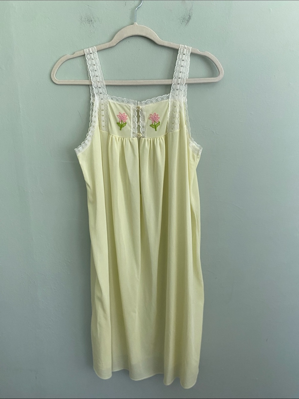 Sears Vintage Womenโs Yellow Lace-Trim with flower embroidery Nightgown Size S